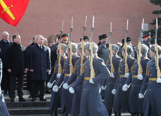 President Putin, Prime Minister Medvedev lay flowers at Tomb of Unknown Soldier