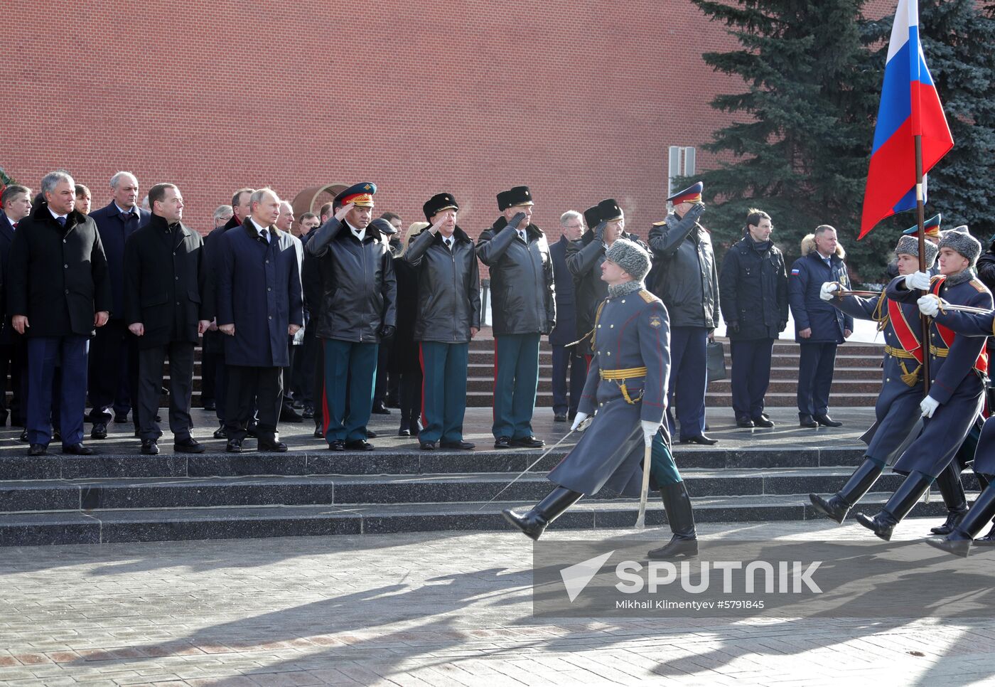 President Putin, Prime Minister Medvedev lay flowers at Tomb of Unknown Soldier