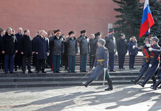 President Putin, Prime Minister Medvedev lay flowers at Tomb of Unknown Soldier