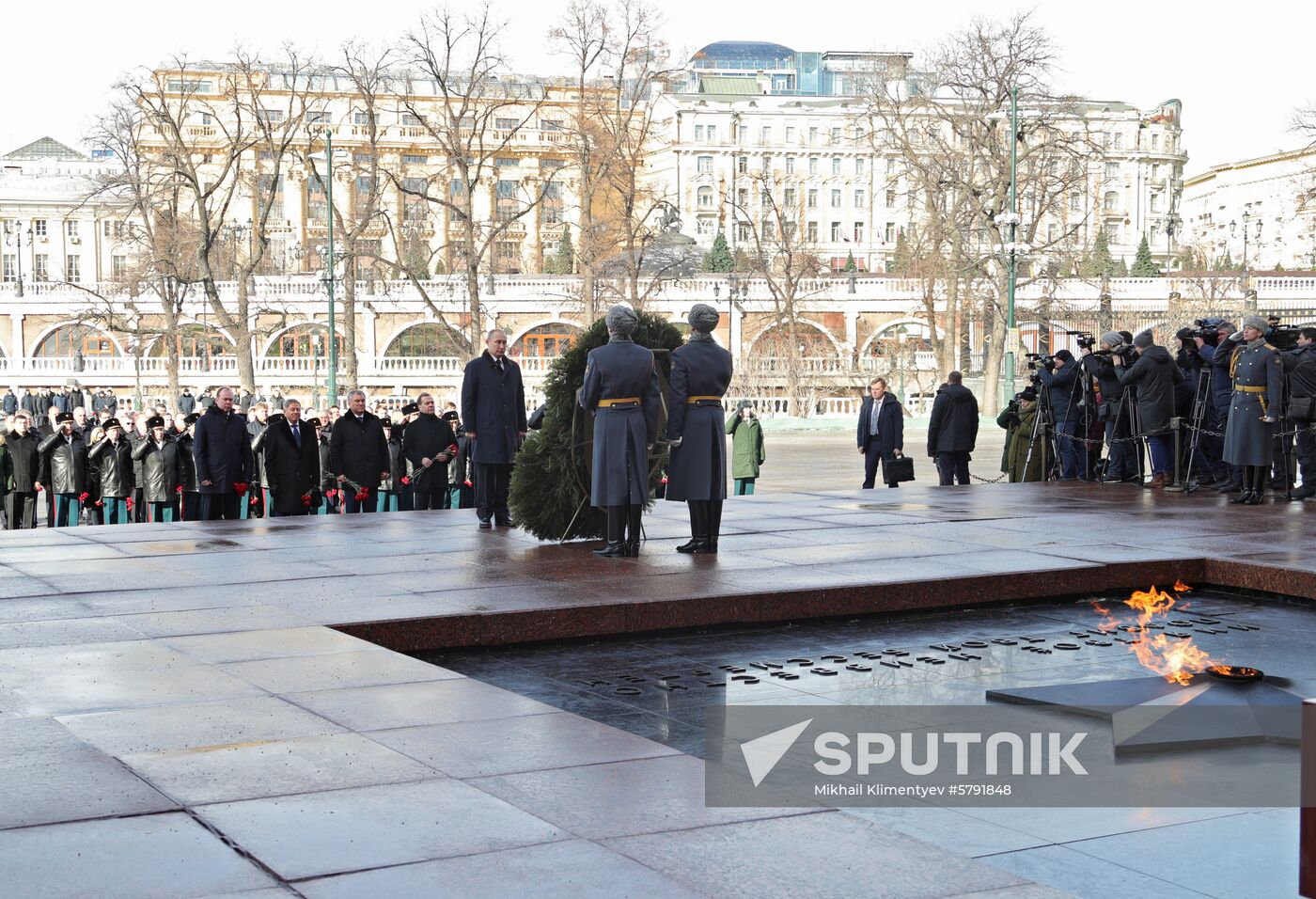President Putin, Prime Minister Medvedev lay flowers at Tomb of Unknown Soldier