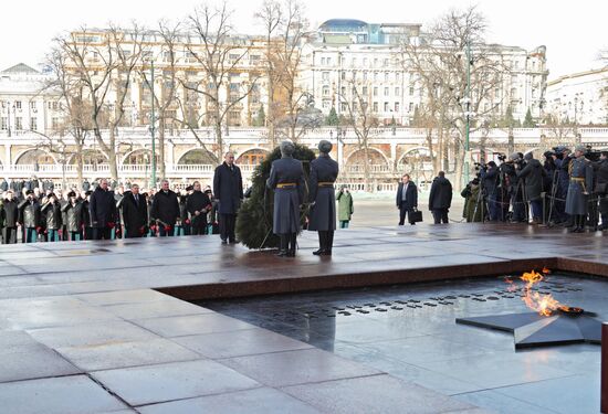 President Putin, Prime Minister Medvedev lay flowers at Tomb of Unknown Soldier