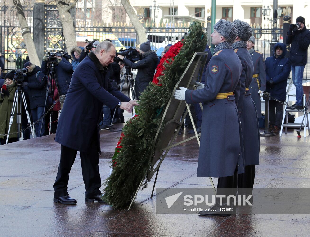 President Putin, Prime Minister Medvedev lay flowers at Tomb of Unknown Soldier