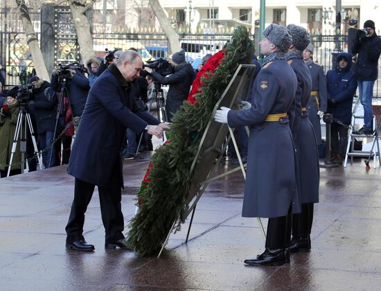President Putin, Prime Minister Medvedev lay flowers at Tomb of Unknown Soldier