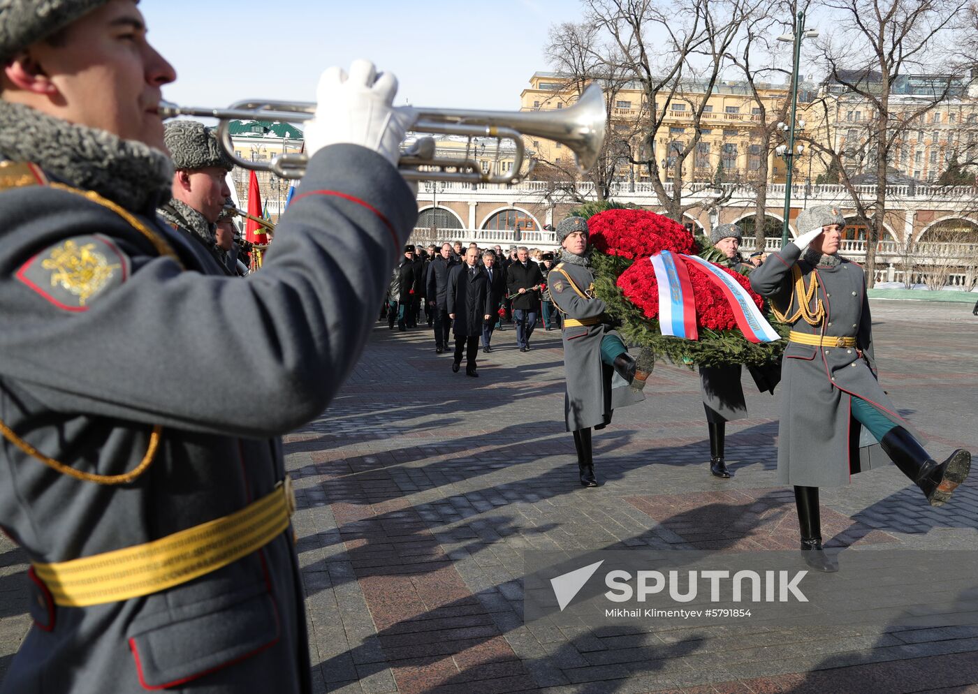 President Putin, Prime Minister Medvedev lay flowers at Tomb of Unknown Soldier