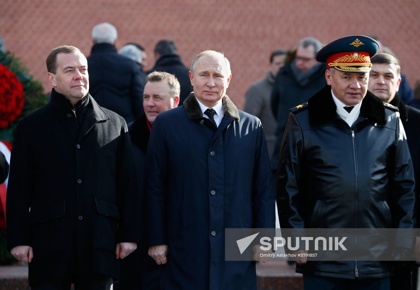 President Putin, Prime Minister Medvedev lay flowers at Tomb of Unknown Soldier