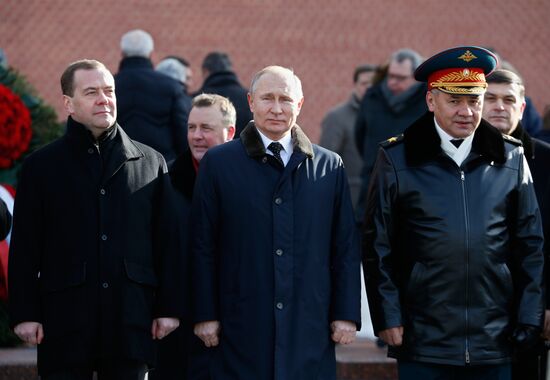 President Putin, Prime Minister Medvedev lay flowers at Tomb of Unknown Soldier