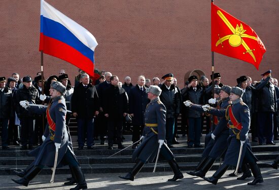 President Putin, Prime Minister Medvedev lay flowers at Tomb of Unknown Soldier