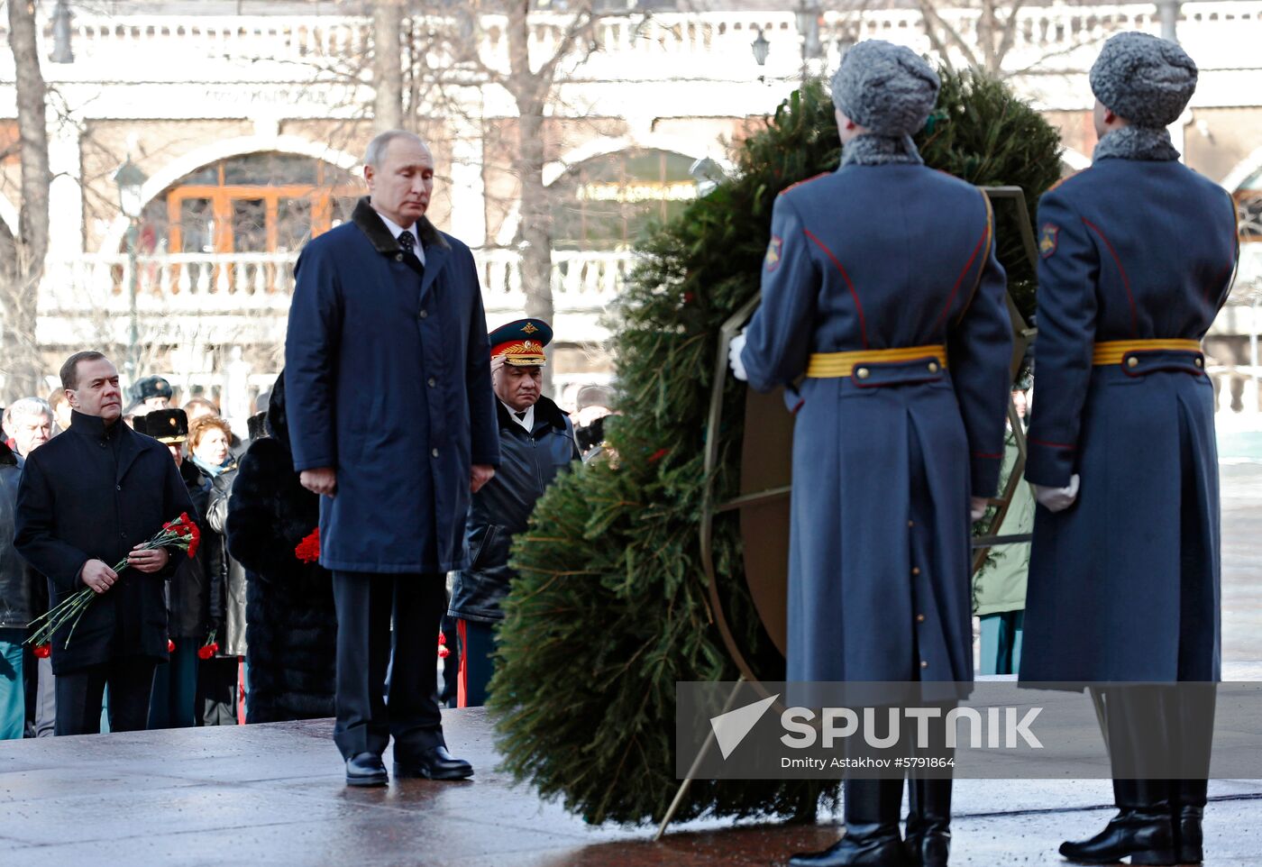President Putin, Prime Minister Medvedev lay flowers at Tomb of Unknown Soldier