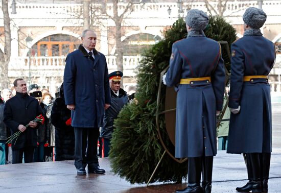 President Putin, Prime Minister Medvedev lay flowers at Tomb of Unknown Soldier