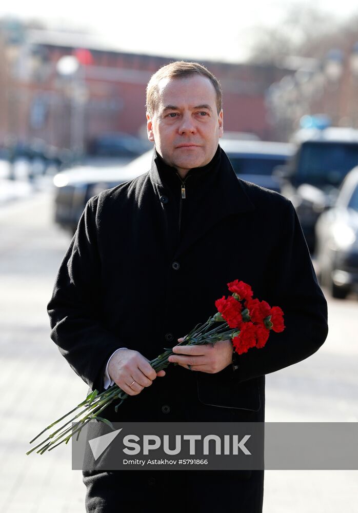 President Putin, Prime Minister Medvedev lay flowers at Tomb of Unknown Soldier