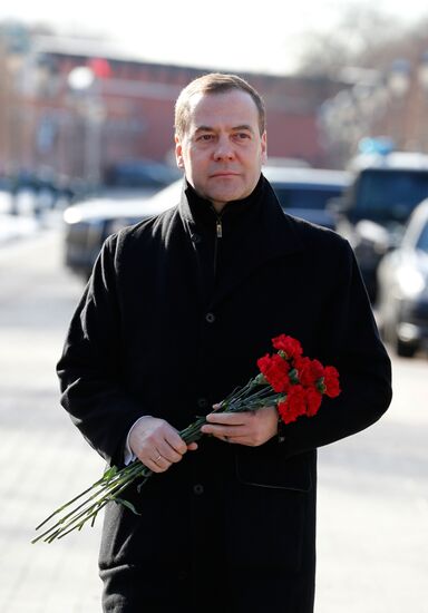 President Putin, Prime Minister Medvedev lay flowers at Tomb of Unknown Soldier