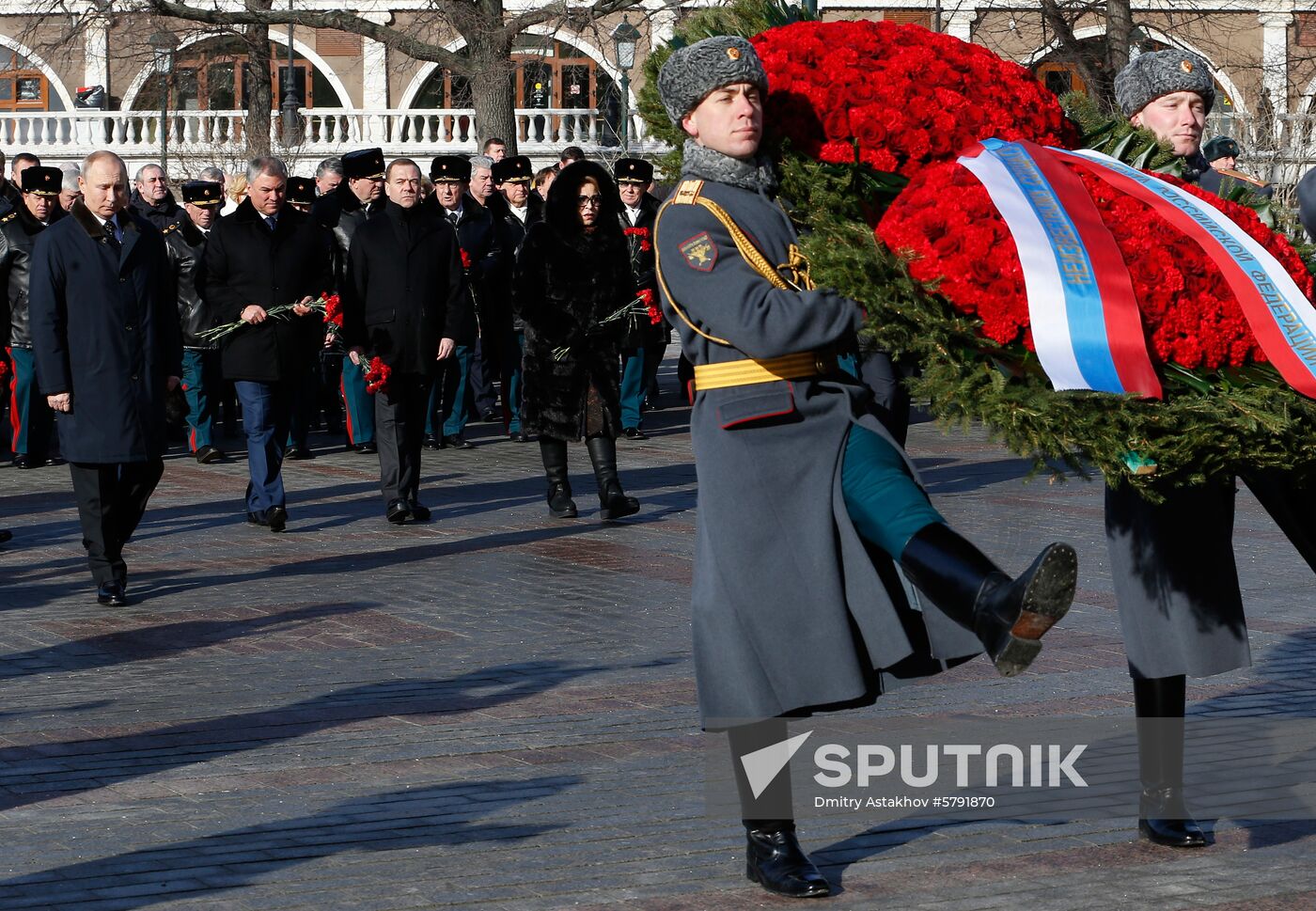 President Putin, Prime Minister Medvedev lay flowers at Tomb of Unknown Soldier