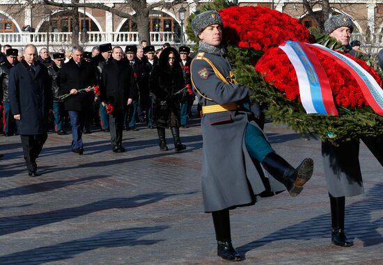 President Putin, Prime Minister Medvedev lay flowers at Tomb of Unknown Soldier