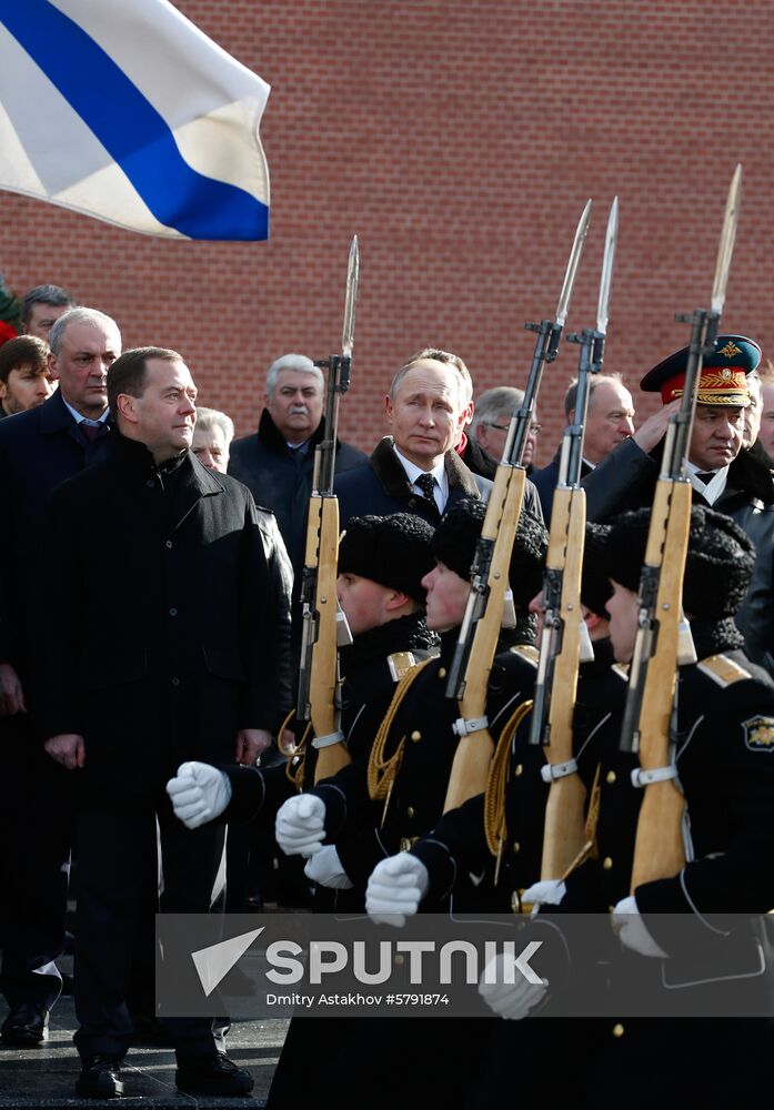 President Putin, Prime Minister Medvedev lay flowers at Tomb of Unknown Soldier