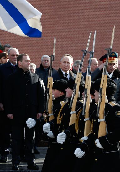 President Putin, Prime Minister Medvedev lay flowers at Tomb of Unknown Soldier
