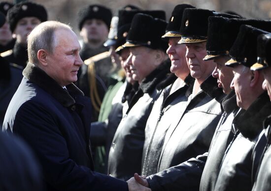President Putin, Prime Minister Medvedev lay flowers at Tomb of Unknown Soldier