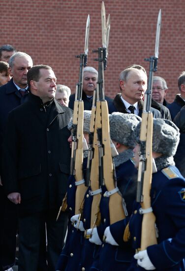 President Putin, Prime Minister Medvedev lay flowers at Tomb of Unknown Soldier