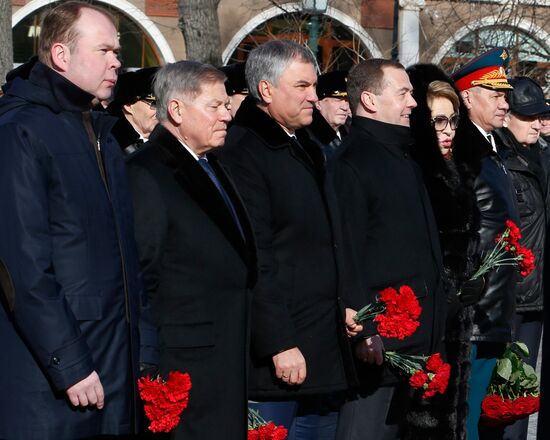 President Putin, Prime Minister Medvedev lay flowers at Tomb of Unknown Soldier