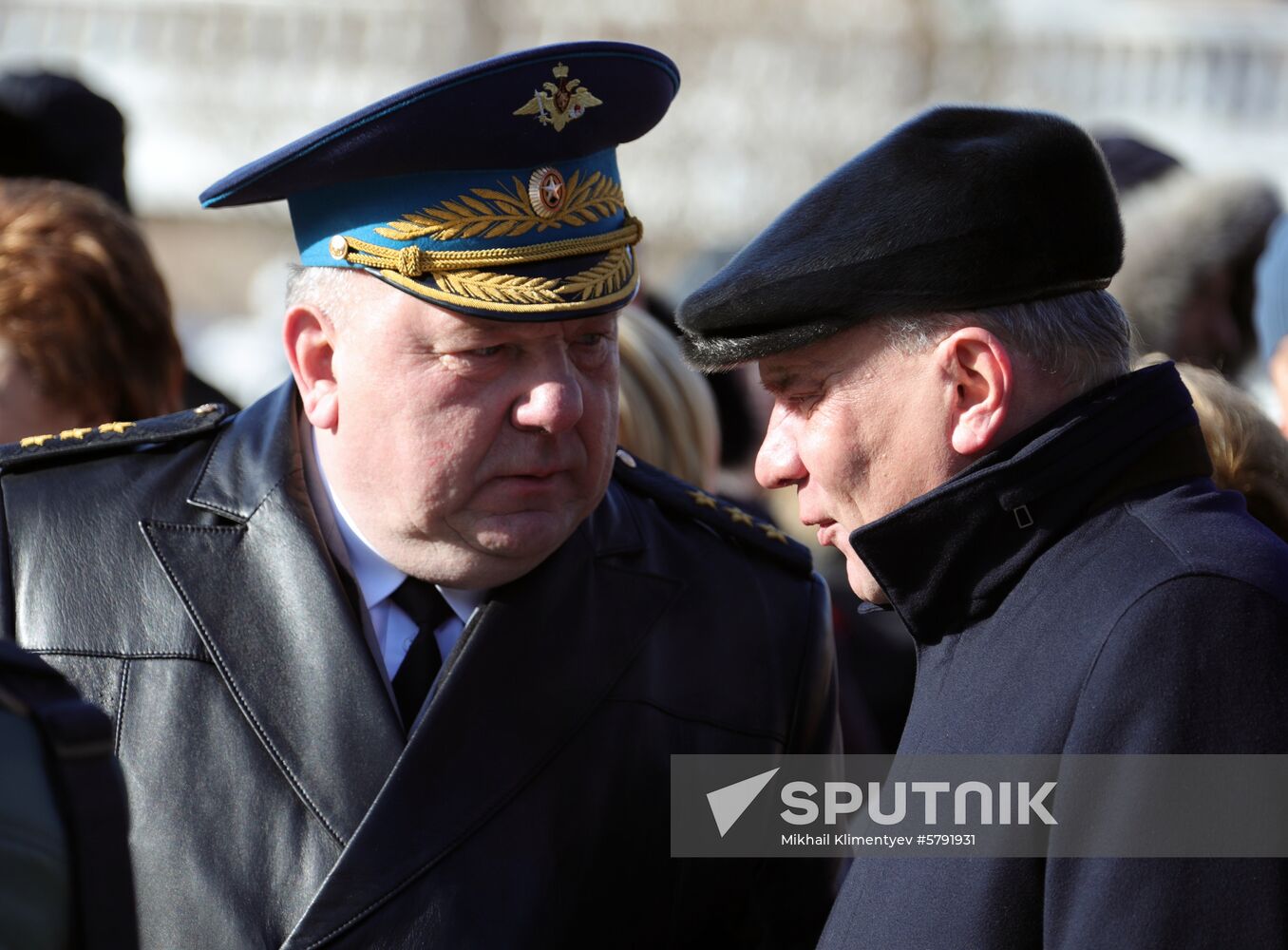 President Putin, Prime Minister Medvedev lay flowers at Tomb of Unknown Soldier