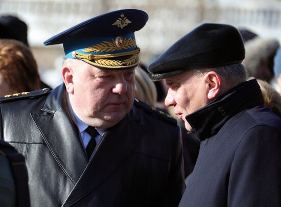 President Putin, Prime Minister Medvedev lay flowers at Tomb of Unknown Soldier
