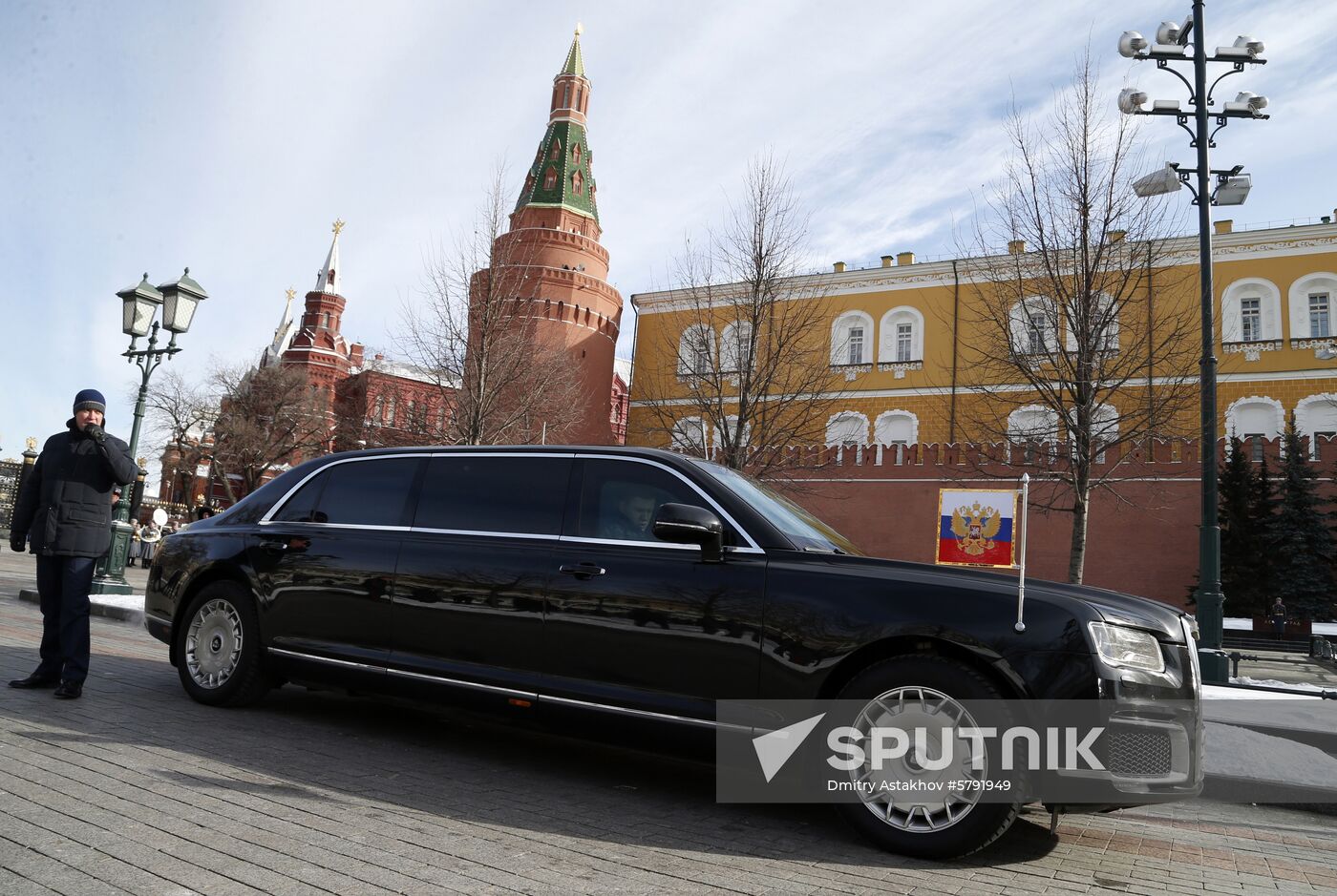 President Putin, Prime Minister Medvedev lay flowers at Tomb of Unknown Soldier