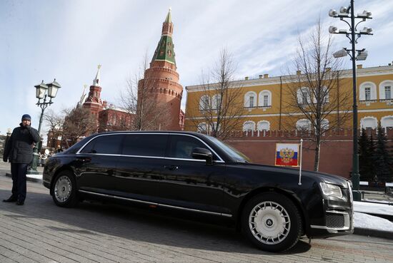 President Putin, Prime Minister Medvedev lay flowers at Tomb of Unknown Soldier