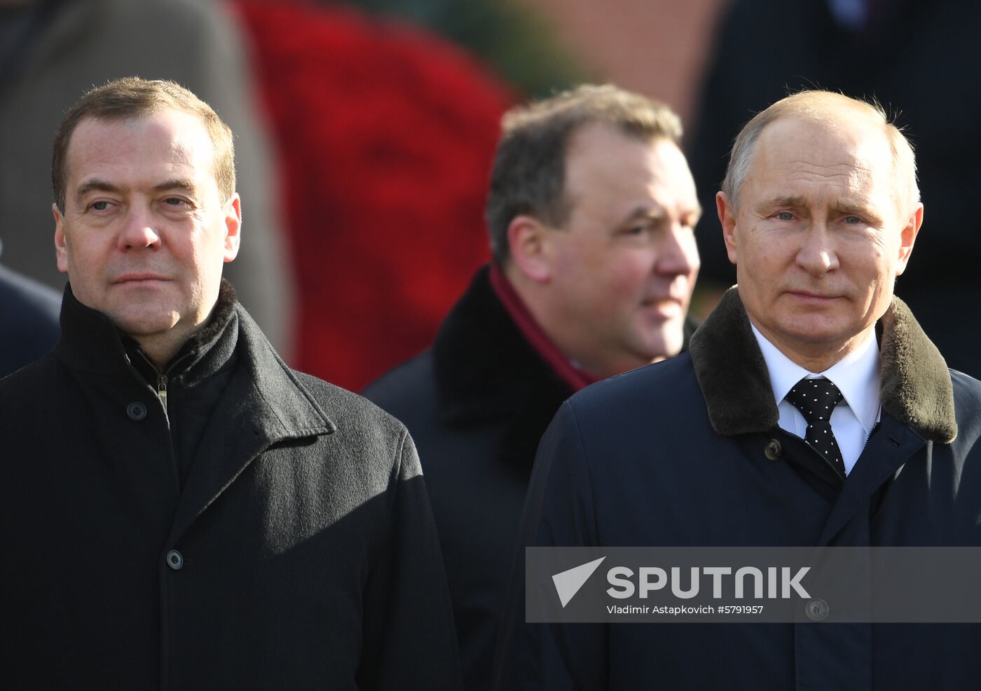 President Putin, Prime Minister Medvedev lay flowers at Tomb of Unknown Soldier
