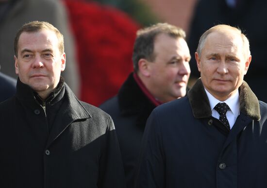 President Putin, Prime Minister Medvedev lay flowers at Tomb of Unknown Soldier