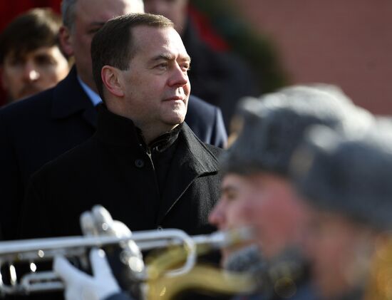 President Putin, Prime Minister Medvedev lay flowers at Tomb of Unknown Soldier