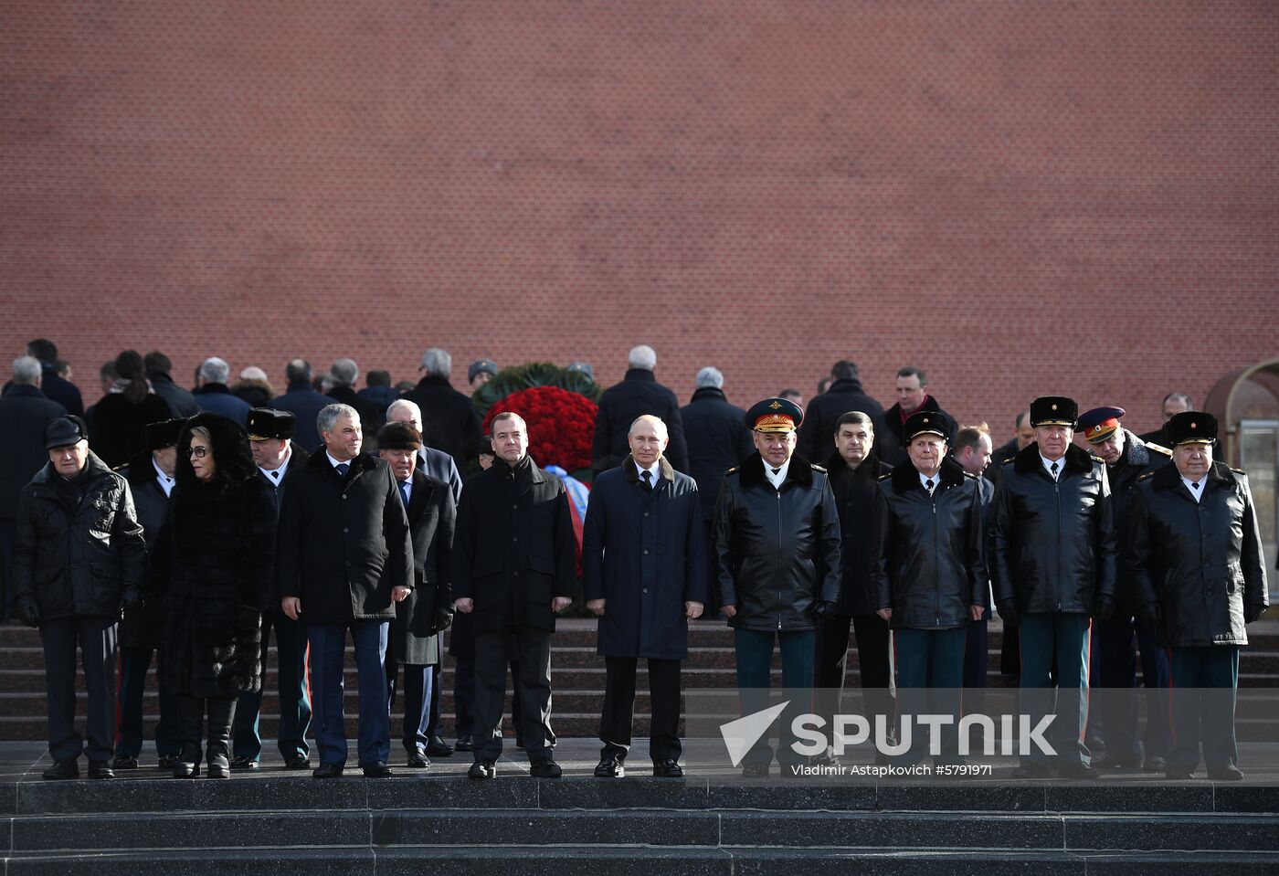 President Putin, Prime Minister Medvedev lay flowers at Tomb of Unknown Soldier