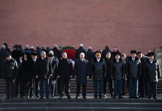 President Putin, Prime Minister Medvedev lay flowers at Tomb of Unknown Soldier