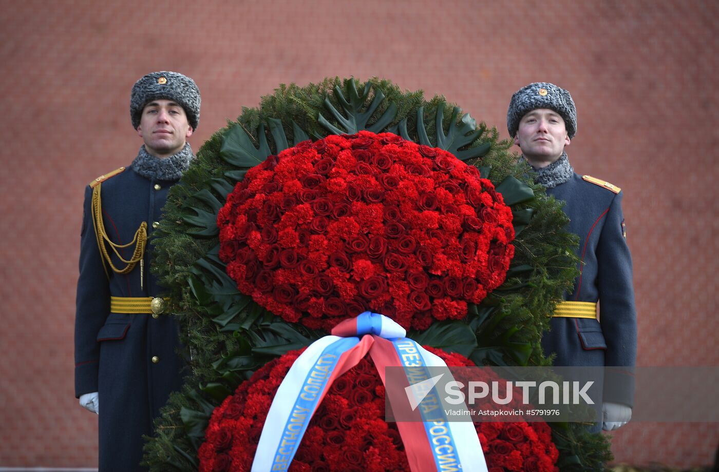 President Putin, Prime Minister Medvedev lay flowers at Tomb of Unknown Soldier