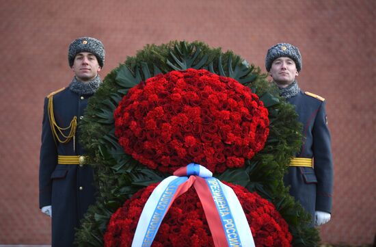 President Putin, Prime Minister Medvedev lay flowers at Tomb of Unknown Soldier