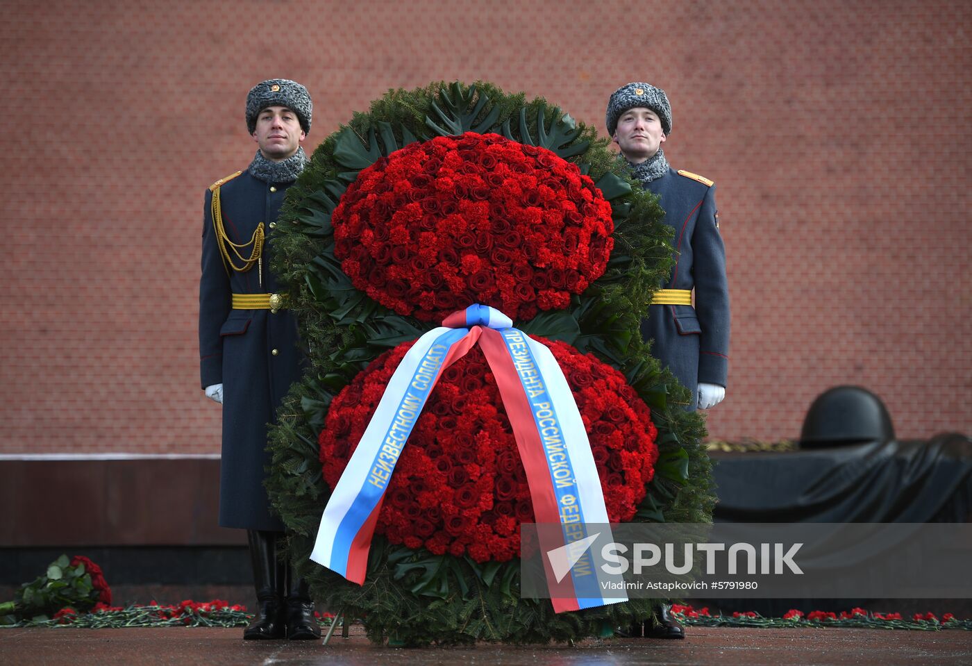 President Putin, Prime Minister Medvedev lay flowers at Tomb of Unknown Soldier
