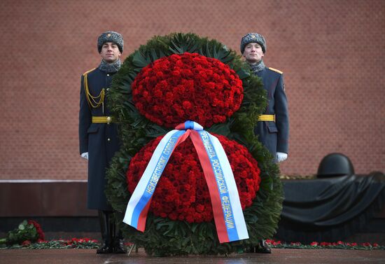 President Putin, Prime Minister Medvedev lay flowers at Tomb of Unknown Soldier