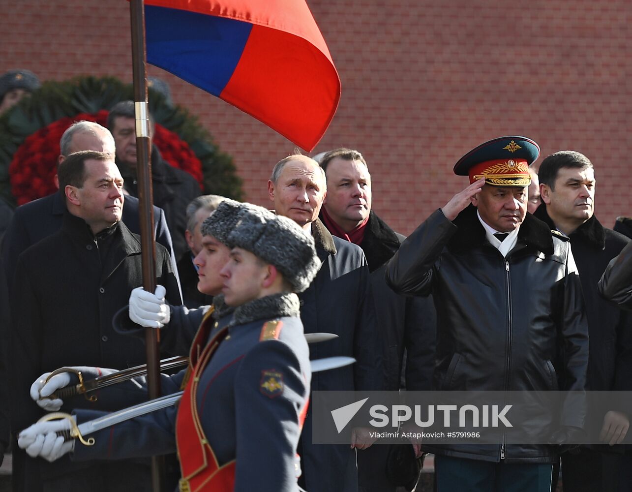 President Putin, Prime Minister Medvedev lay flowers at Tomb of Unknown Soldier