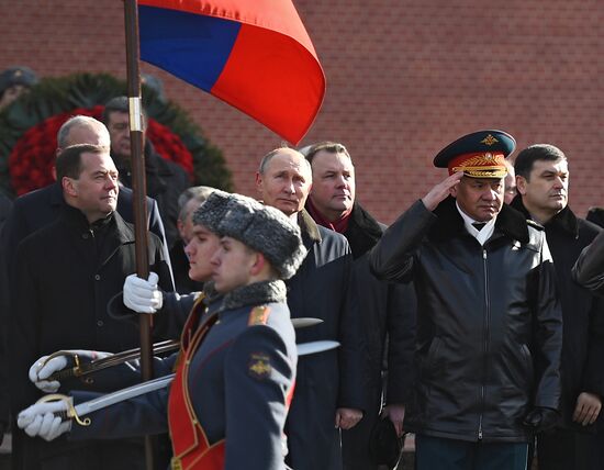 President Putin, Prime Minister Medvedev lay flowers at Tomb of Unknown Soldier