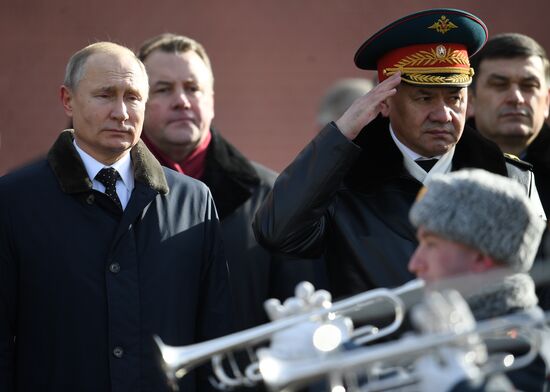 President Putin, Prime Minister Medvedev lay flowers at Tomb of Unknown Soldier