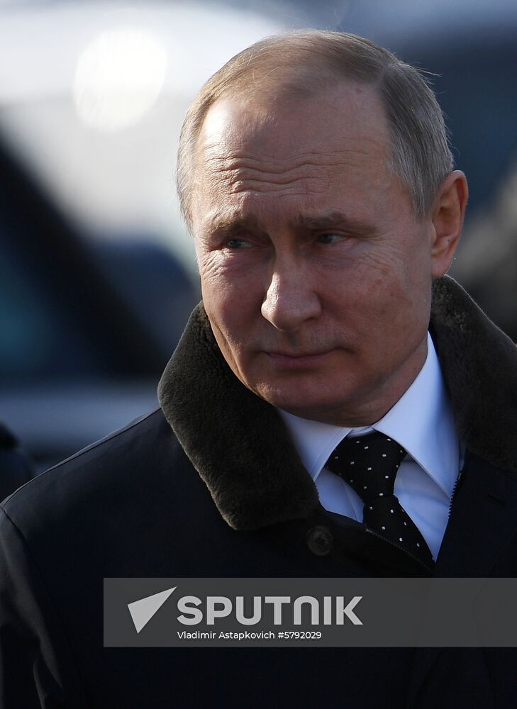 President Putin, Prime Minister Medvedev lay flowers at Tomb of Unknown Soldier