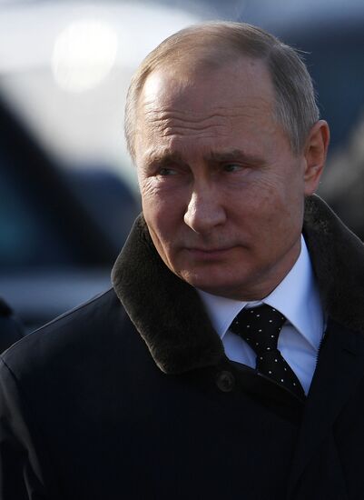 President Putin, Prime Minister Medvedev lay flowers at Tomb of Unknown Soldier