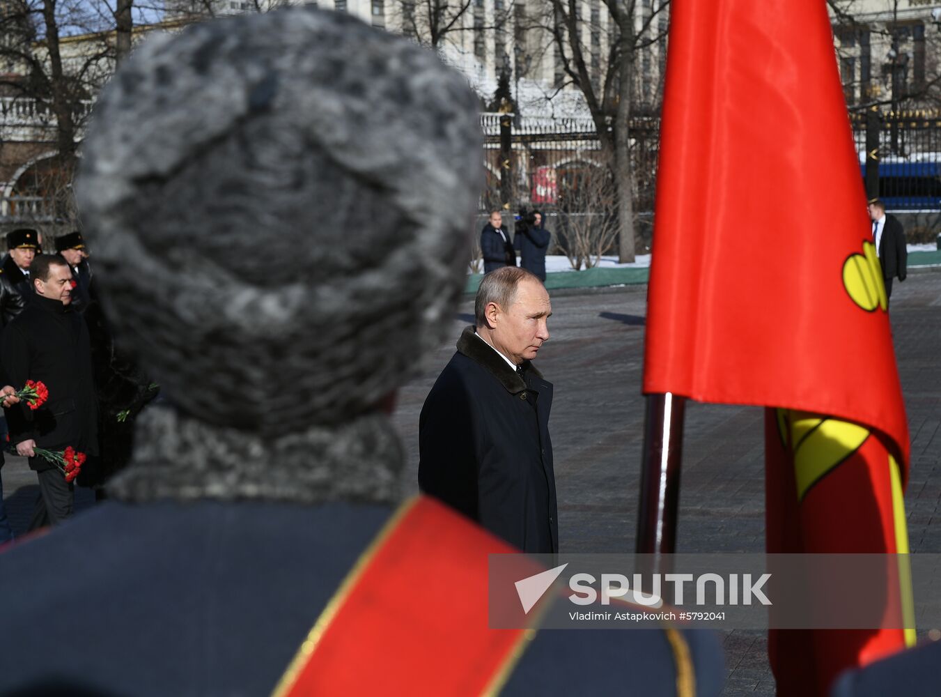 President Putin, Prime Minister Medvedev lay flowers at Tomb of Unknown Soldier