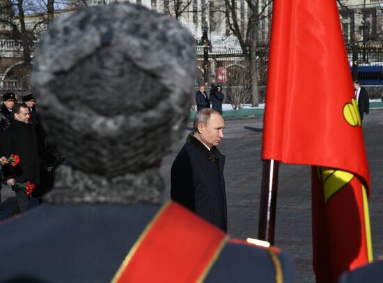 President Putin, Prime Minister Medvedev lay flowers at Tomb of Unknown Soldier