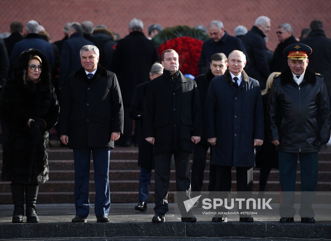 President Putin, Prime Minister Medvedev lay flowers at Tomb of Unknown Soldier