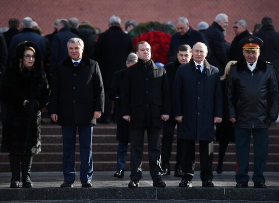President Putin, Prime Minister Medvedev lay flowers at Tomb of Unknown Soldier
