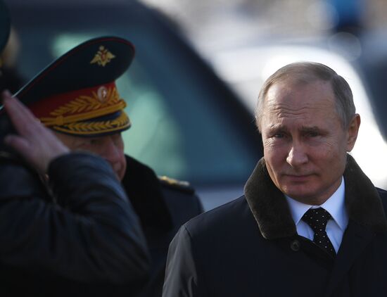 President Putin, Prime Minister Medvedev lay flowers at Tomb of Unknown Soldier
