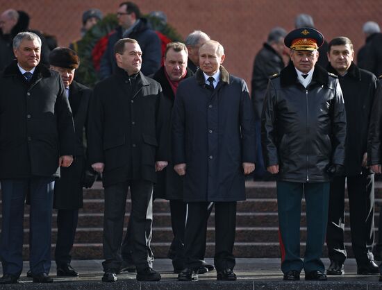 President Putin, Prime Minister Medvedev lay flowers at Tomb of Unknown Soldier