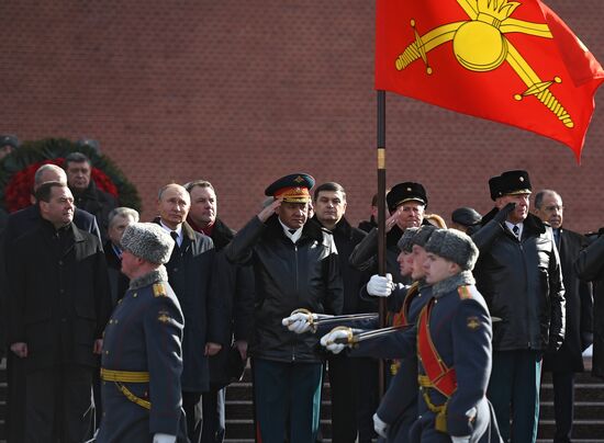President Putin, Prime Minister Medvedev lay flowers at Tomb of Unknown Soldier