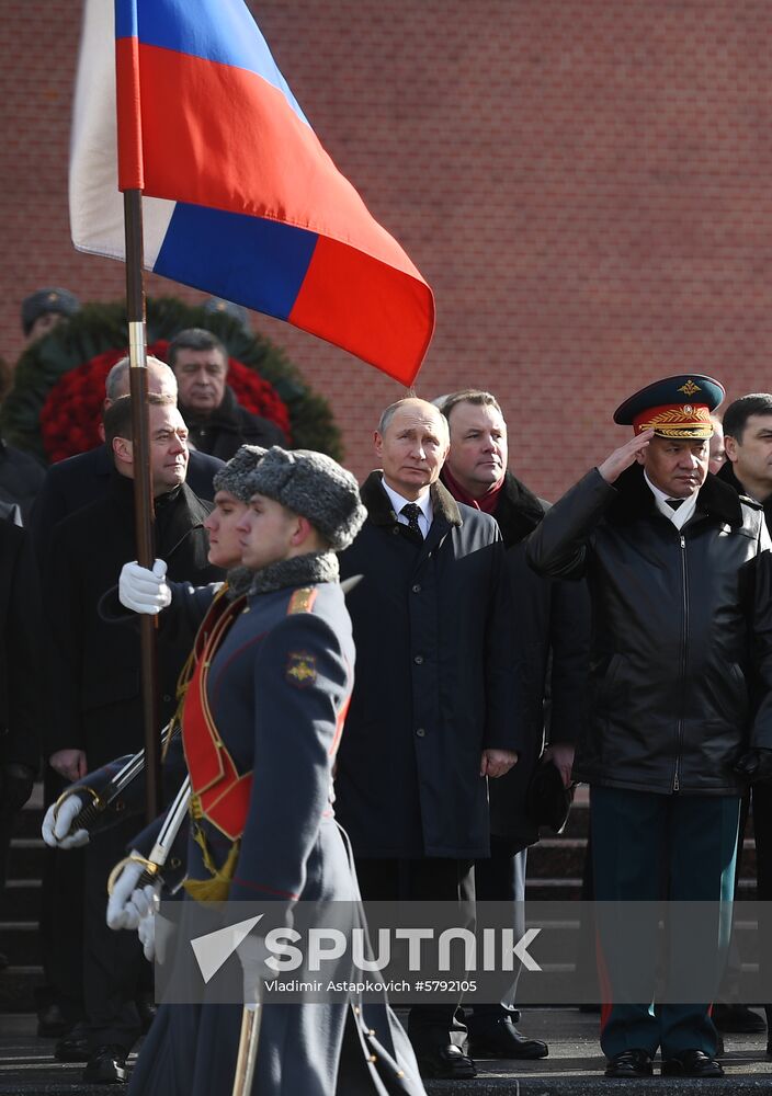 President Putin, Prime Minister Medvedev lay flowers at Tomb of Unknown Soldier