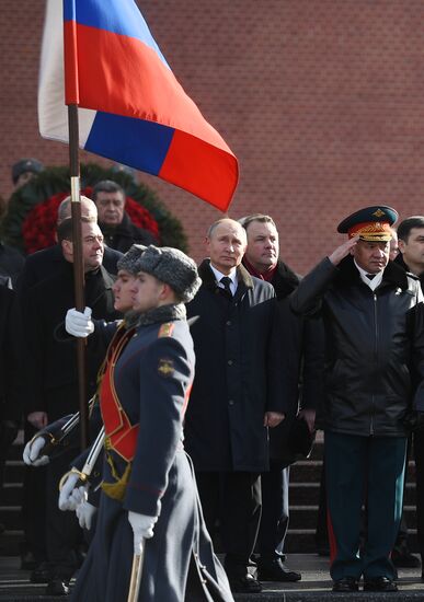 President Putin, Prime Minister Medvedev lay flowers at Tomb of Unknown Soldier