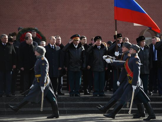 President Putin, Prime Minister Medvedev lay flowers at Tomb of Unknown Soldier